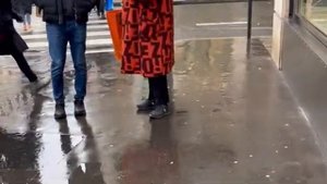 Модная сумка в феврале, день дождя, парижский уличный стиль/Paris street fashion