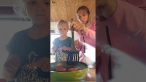 Nastya und liebevolle Eltern