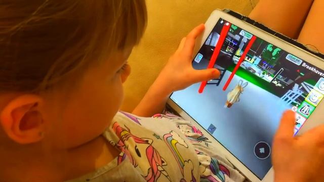 Милана играет в любимую игру роблокс. Показывает как живет ее зайка. смотреть онлайн