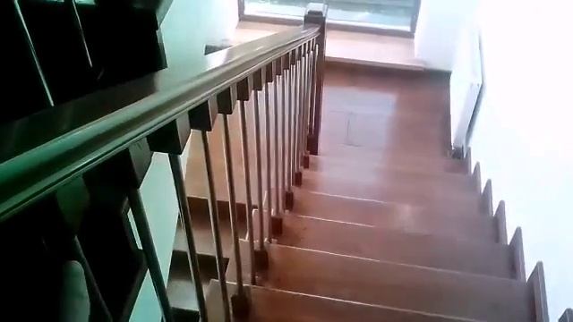Облицовка бетонной лестницы ступенями из инженерной доски.