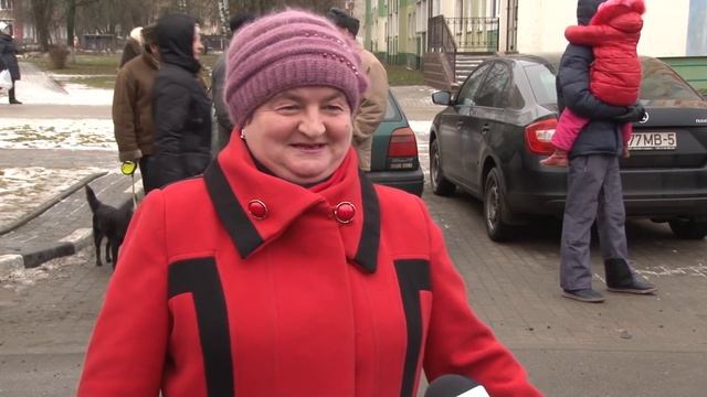 Парад Дедов Морозов и Снегурочек прошёл в Солигорске смотреть онлайн