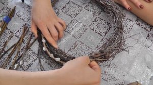 Пасхальный венок на основе из березовых веток