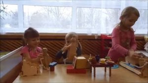 Игры детей группы "Подсолнушки" с деревянными игрушками-самоделками