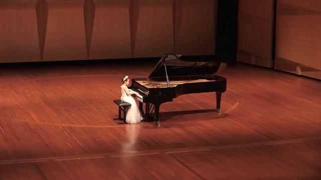 Sophie Keong age 7 - Haydn Sonata Hob. XVI  35