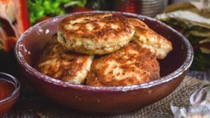 Курица с овощами в одном блюде.
КУРИНЫЕ КОТЛЕТЫ С ОВОЩАМИ И СЫРОМ