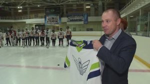 Хоккеисты Лебединского ГОКа получили в подарок брендированную форму с «атакующим лебедем»