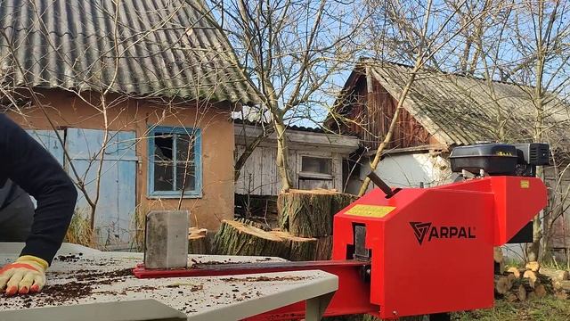 колка дров в селі. заготовка дров на зиму