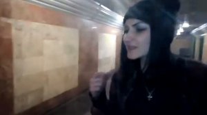 Девушка поет в переходе