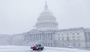 Вашингтон пережил сильную снежную бурю