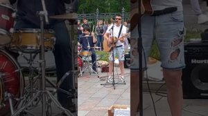 Москва ВДНХ ребята поют Цоя песни...