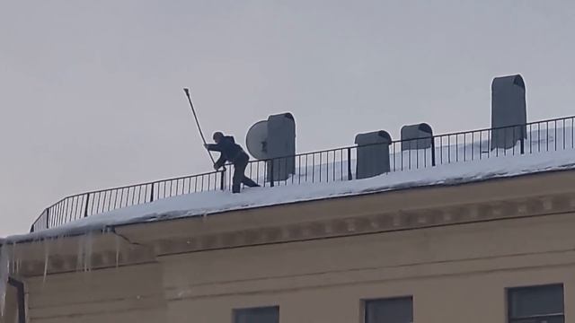 Смертельное падение с крыши ничему не научило рабочих смотреть онлайн