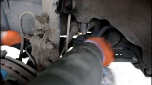 Замена стоек переднего стабилизатора на Mitsubishi ASX Мицубиси АСХ 1,8 2013 года