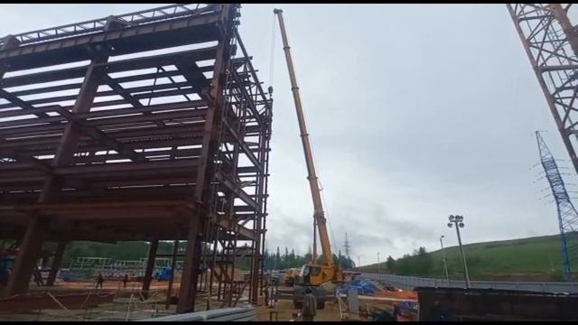 Кран Либхер ЛТМ 1100 при подъёме металлической конструкции смотреть онлайн