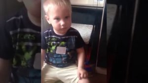 Малыш плачет из-за всякой фигни