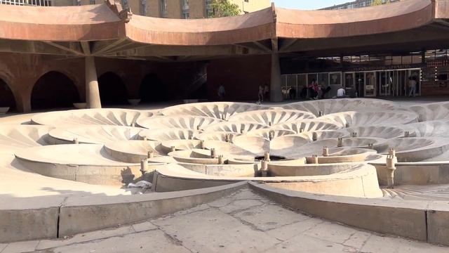 Подземный фонтан у входа на станцию метро "Площадь Республики" в Ереване смотреть онлайн