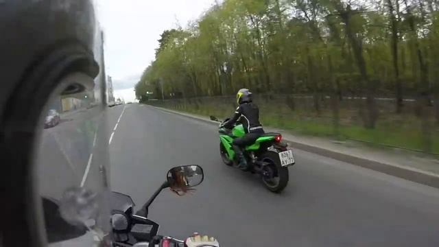 Мотоциклистка на Kawasaki Ninja 300