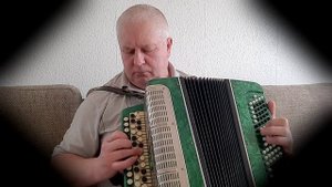 Пробую, неизвестный мне ранее, инструмент - баян "Мелодия".  Продолжаю учиться на баяне.