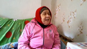 Мама поет колыбельную