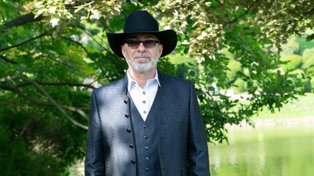 Абакар Алиев "Люби того,кто тебя любит." 2015г Слова - Абакар Алиев смотреть онлайн