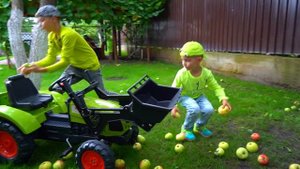 Тиша и Даня ПОСПОРИЛИ. Даня СПАСАЕТ Тишу. Funny BaBY on a large tractor helps his mother.
