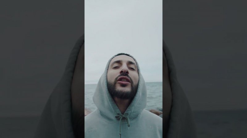 КТО ЭТО ДЕВУШКА НА ФОНЕ?