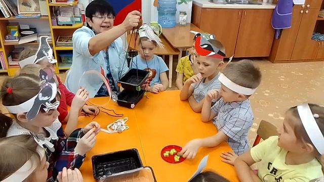 Мастер-класс по изготовлению кормушки. Старшая группа 