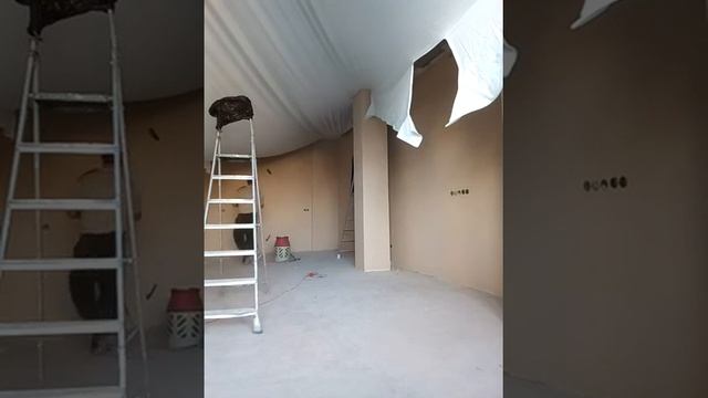 Большой натяжной потолок 46м2 и две колонны. смотреть онлайн