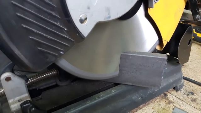 DW872 - Fierastrau pentru debitat metale DEWALT смотреть онлайн