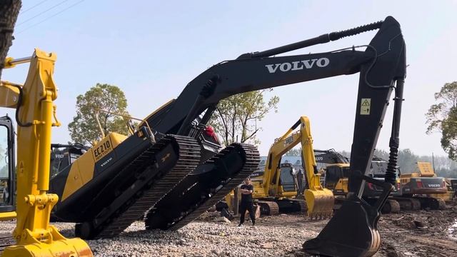Customer is testing the used excavator Volvo EC210.Good performance,wholesale price.