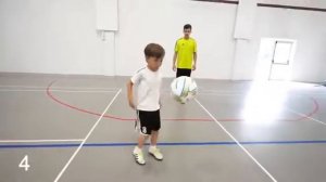 ⚽ Обучение чеканки мяча как в 6 лет набивать больше 100 раз мяч ⤵️