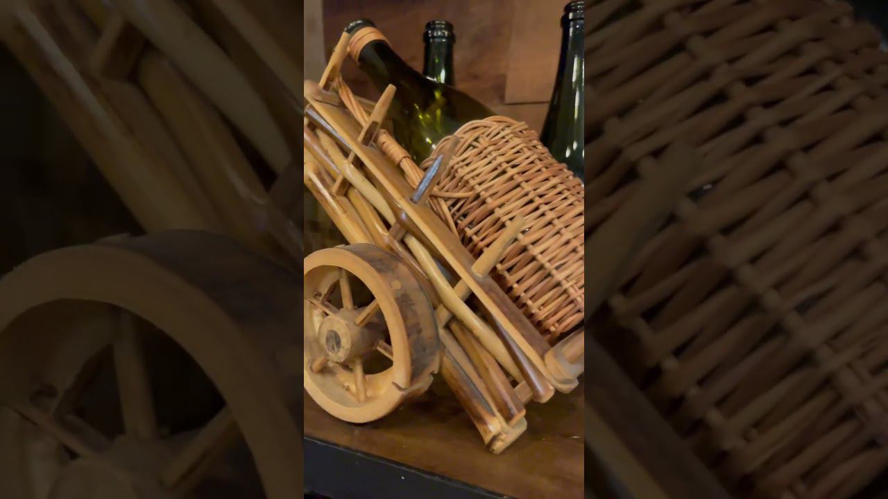 Грузинский ресторан тоже ценит плетеный декор