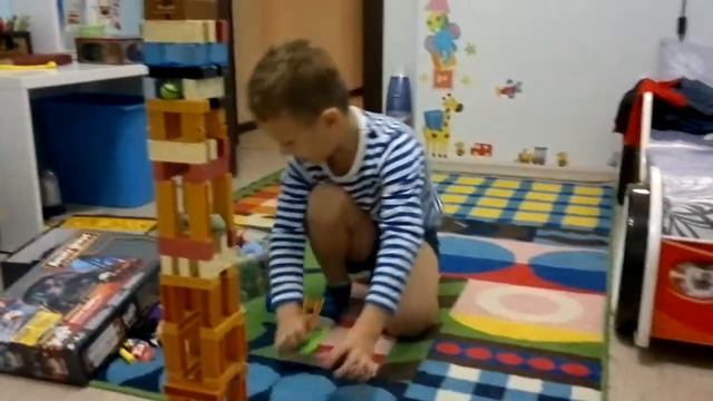 Рома Ф. сбивает башню дженга смотреть онлайн