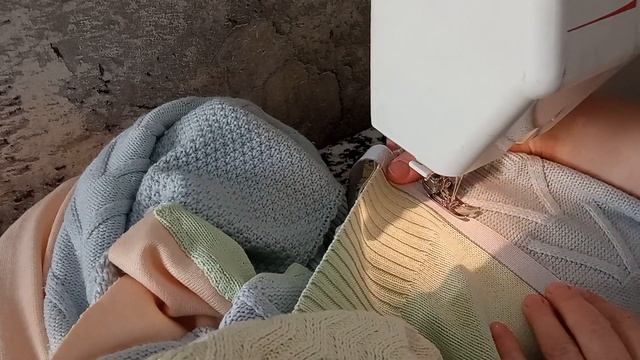 Не выбрасывайте старые джемпера. Из них можно сделать новые вещи. Плед из джемперов.