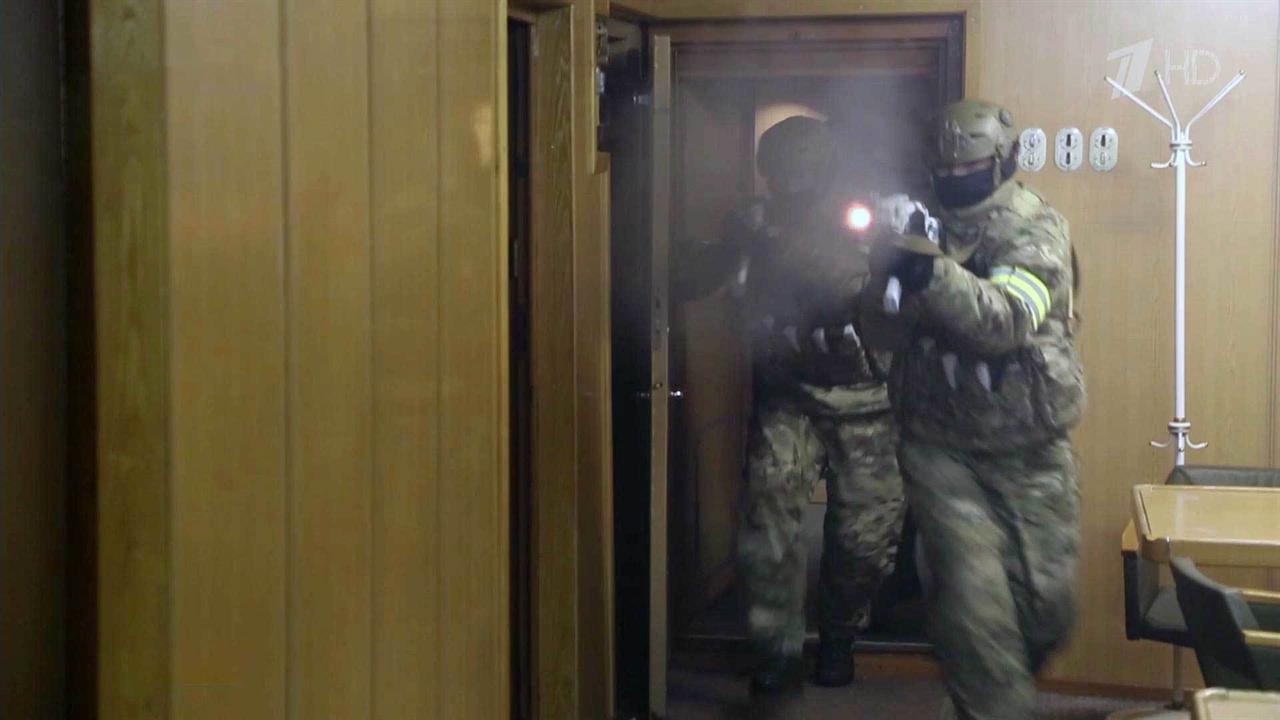 Экстремальное приземление на точность, передвижени...мостика - учения Росгвардии на атомном ледоколе