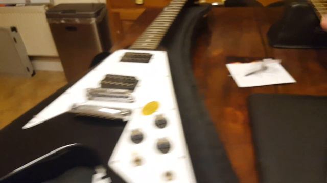 DIFFERENCE BETWEEN STANDARD GIBSON FLYING V VS MELODY MAKER FLYING V COMPARISON VIDEO UP CLOSE смотреть онлайн