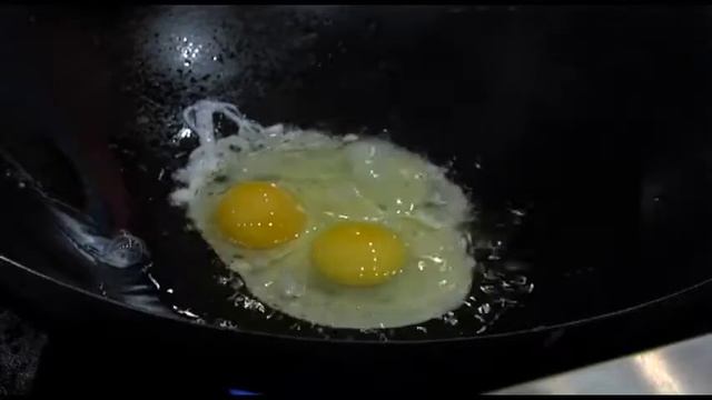 Рис по-китайски с яйцом и овощами "Янжоу" смотреть онлайн