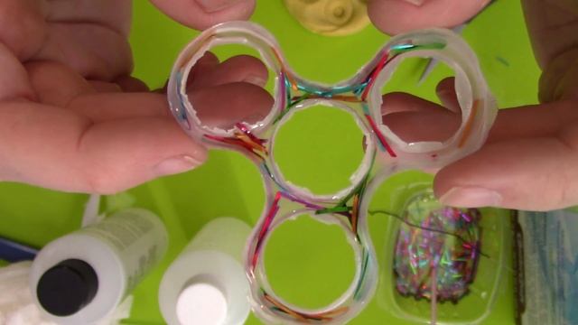 How to Epoxy Resin Fidget Spinner! (DIY 2 part epoxy with confetti) смотреть онлайн