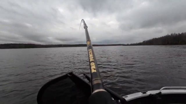 ЖЭСТЬ. МОНСТР травит нитку без остановки! Спиннинг в дугу!!! смотреть онлайн