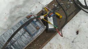 Самодельная аккумуляторная электропила 36 вольт , испытаниє в работе .