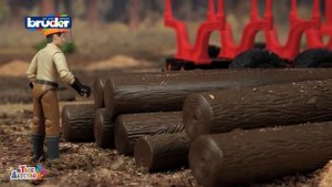 Трактор John Deere c прицепом с манипулятором и 4 брёвнами 03 054 BRUDER