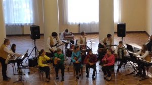 Играет инструментальный ансамбль. В. Дорошкевич обработка "Щедрик". Р. Бажилин "Упрямая овечка"