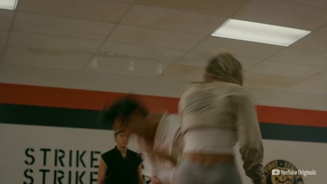 Official Cobra Kai Season 2 Trailer: Two Dojos, One Fight смотреть онлайн