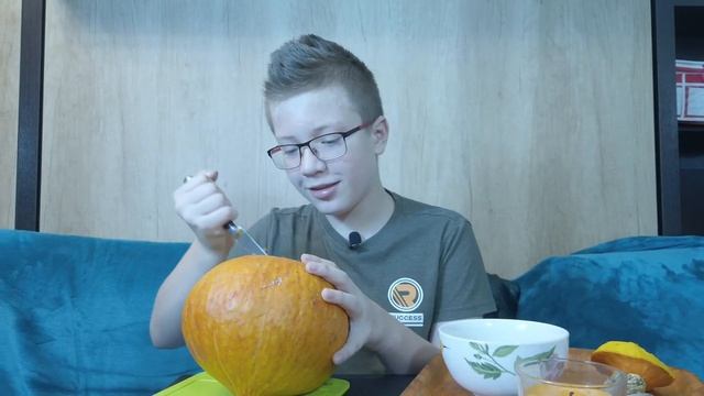 DIY: Halloween 2020 - делаем страшную голову из тыквы! смотреть онлайн