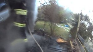 Пожар, горит баня. Как пропускают пожарных