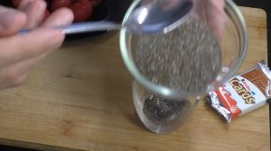 2 Десерт в стакане с бананом, овсяными хлопьями, грецкими орехами, клубникой и семенами чиа