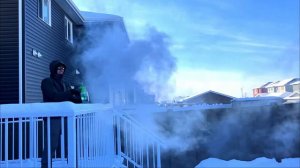 Эксперименты для детей. Что произойдет с горячей водой на морозе?