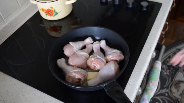 Куриные ножки в сметанно сливочном соусе с черносливом. Рецепты из курицы. смотреть онлайн