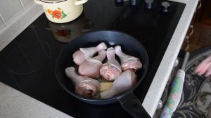 Куриные ножки в сметанно сливочном соусе с черносливом. Рецепты из курицы.