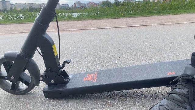 Тест электросамоката KUGOO KIRIN A1: складываем и расклываем модель смотреть онлайн