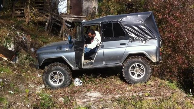 УАЗ покоряет старые развалины. смотреть онлайн